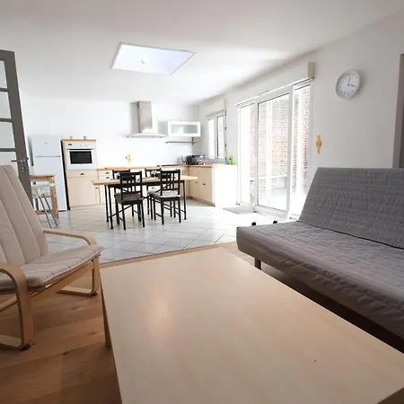 Escale De 80 M2 Avec Cour Et Parking *