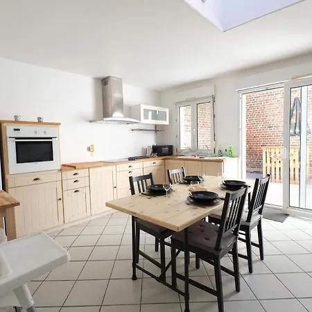 Escale De 80 M2 Avec Cour Et Parking Appartement *