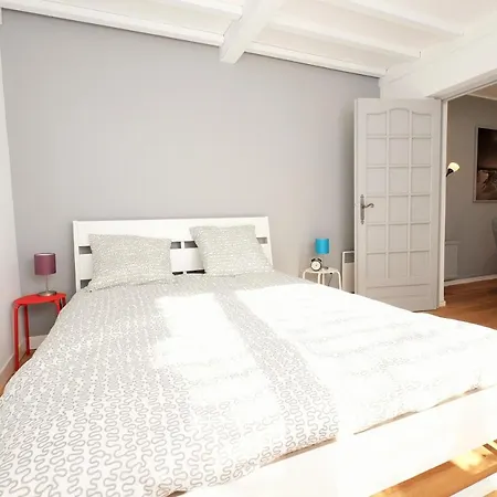 Escale De 80 M2 Avec Cour Et Parking